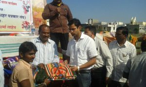 06-01-2015-BULDANA-PATRAKAR-DIWAS-CELEBRATION-DISTRIBUTION-BLANKETS-TO-NEEDY4_2-300x180